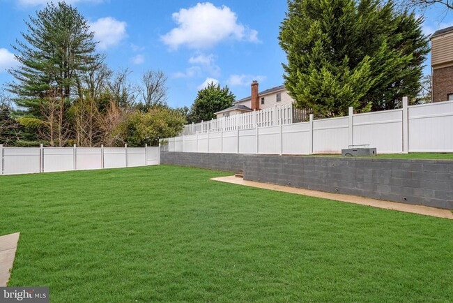 Photo - 10904 Gainsborough Rd