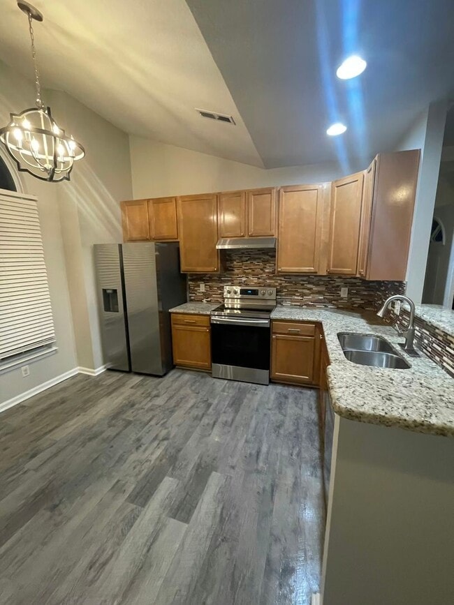 Photo - 3BR Townhouse Condo with Garage "ASK ABOUT OUR ZERO DEPOSIT"