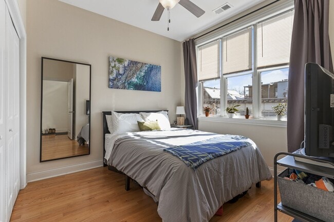 Photo - 1039 W Newport Ave Unidad 1039-2