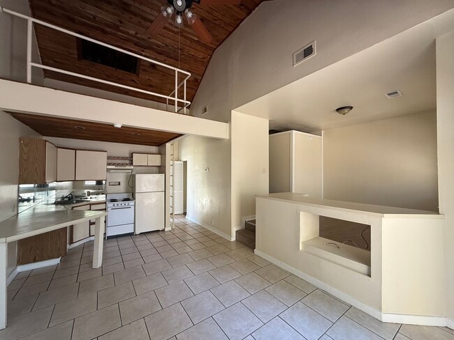 Building Photo - Studio/Efficiency Bungalow with a Loft