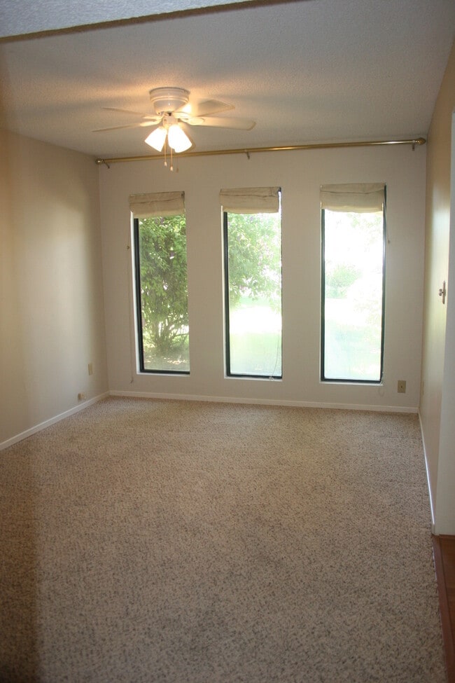 Photo - POOL!  Nice 3+2.5 Southwest Bakersfield - Laurelglen Area