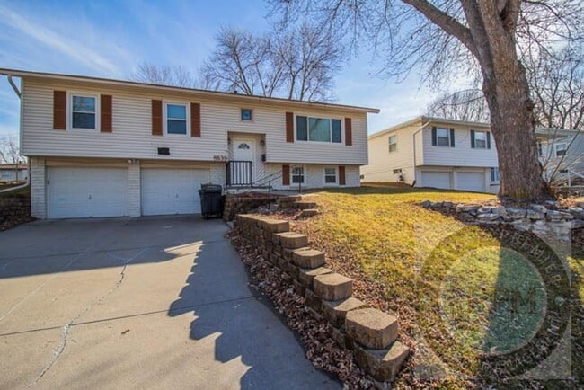 Building Photo - Spacious 5 Bedroom / 2.5 Bathroom Home | Near Ralston