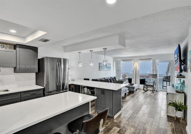 Building Photo - 3424 SE 12th St Unit B6
