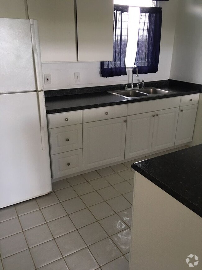 Building Photo - Renovated 2 bedroom! Great Location! Rental