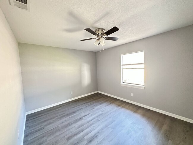 Photo - 3761 NE 40th Pl Unit 1