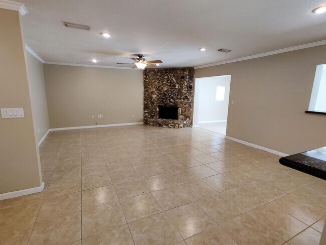 615 Fox Valley Dr