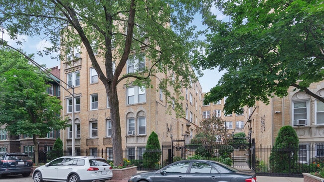 Building Photo - 846 W Ainslie St Unit R1