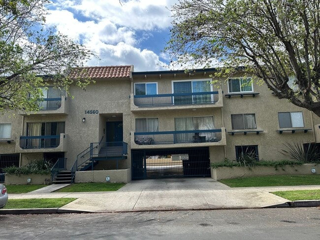 Building Photo - 3 Bedrooms and 3 baths condo unit in the heart of Sherman Oaks.