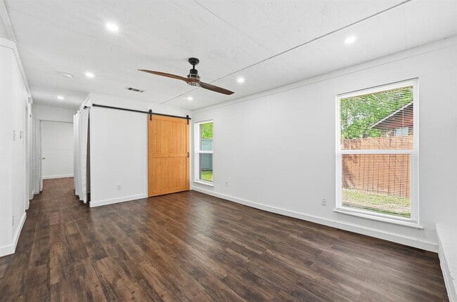 Photo - 5104 Spruce Cove