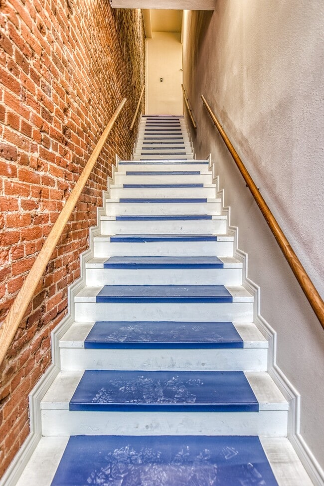 Building Photo - 112 E Alamo St Unit 2