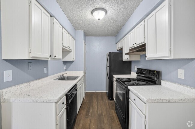 2BR, 2BA - 770SF