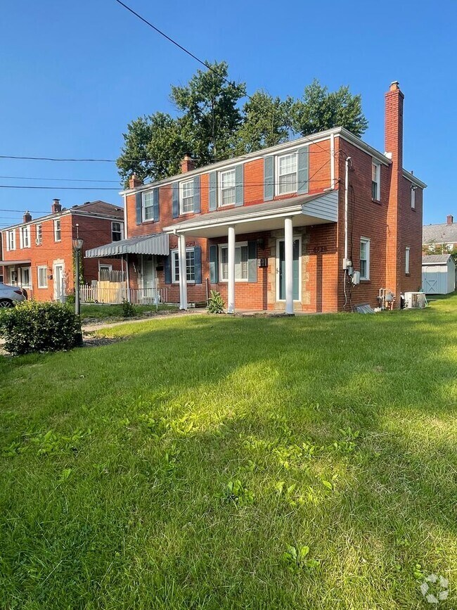 Building Photo - Townhouse on Spacious Corner Lot