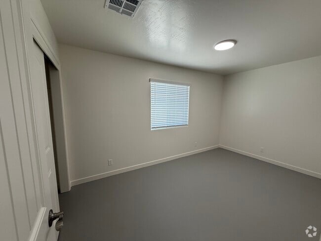 Building Photo - 1133 W Mariposa Ave Unit B Rental