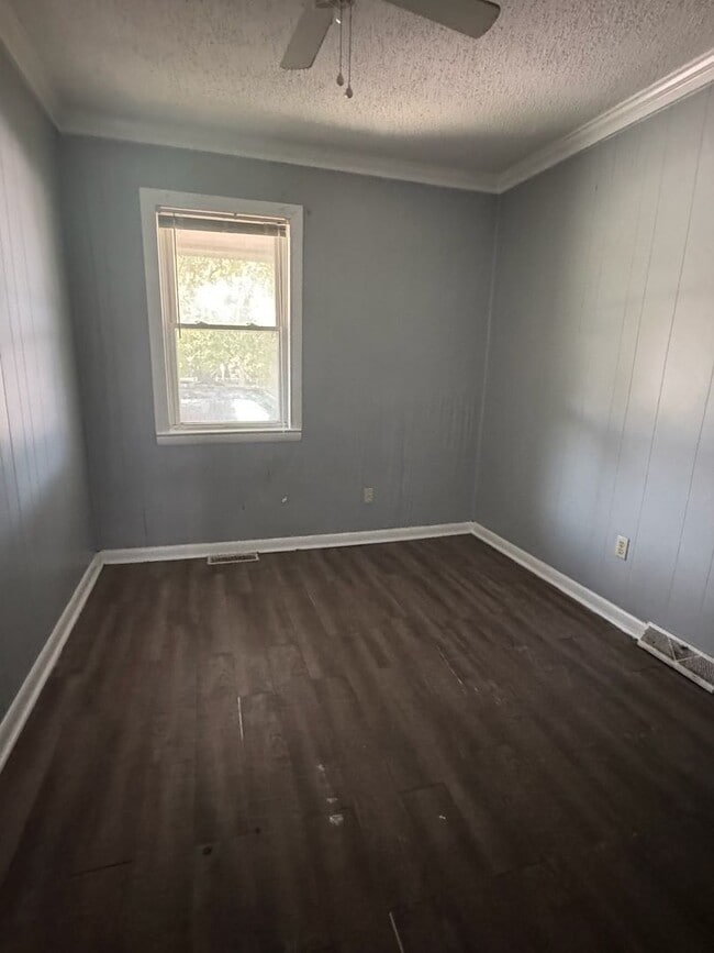 Building Photo - Charming Ranch Central Charleston Rental