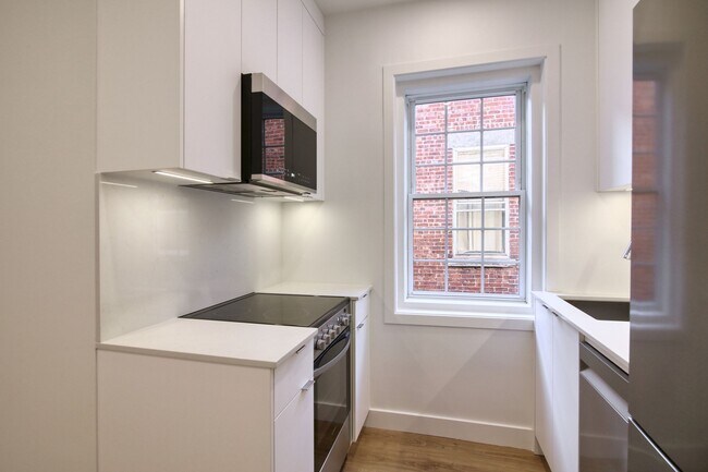 Photo - 2060 Rue du Fort Unit 16