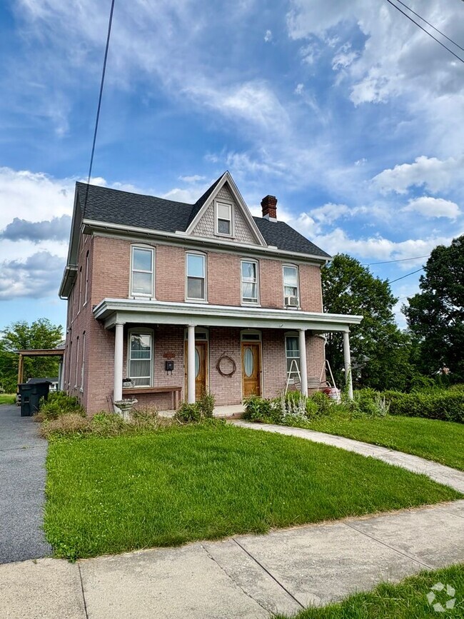 Building Photo - Large 4 bedroom house near Waynesboro Hosp...