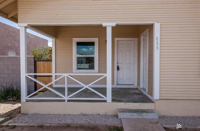 Photo - 889 W 1st St