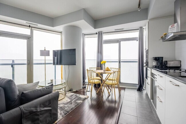 Photo - 19 Grand Trunk Crescent Unit ID1037071P