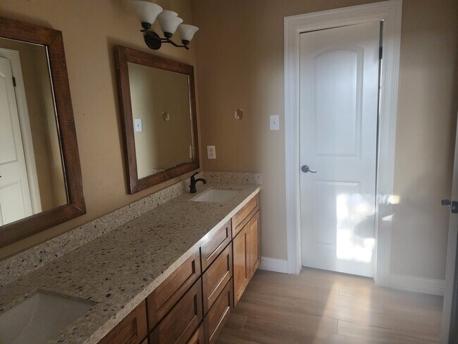 Photo - 9902 Kings Walk Round St