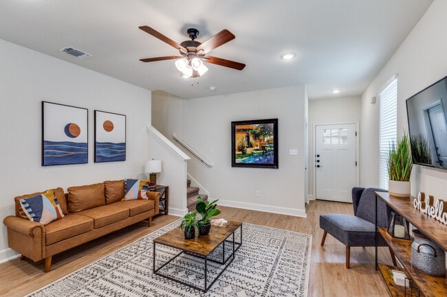 Photo - 13814 Enzo Gate