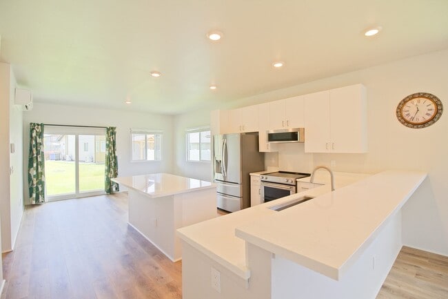 Photo - Ikena-Ho'opili/4 BD/2.5 BA/4 PK/ Available February 1