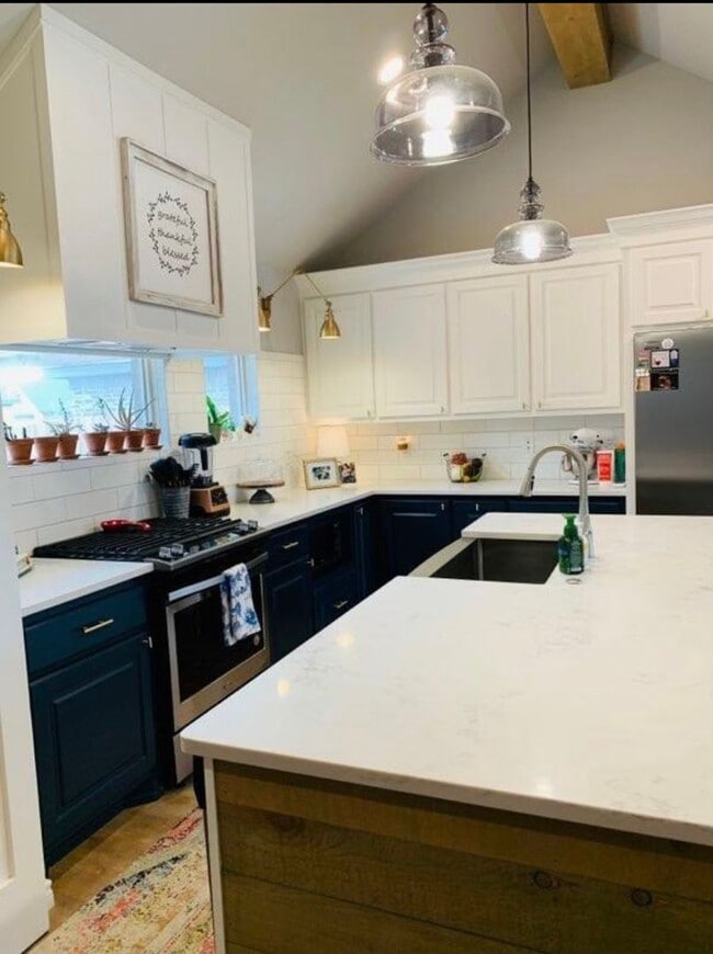 Photo - Gorgeous 4 bedroom 2 bathroom Available September!