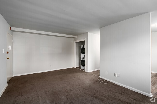 1BR, 1BA - 700SF - Living Room - Alexander Arms Apartments