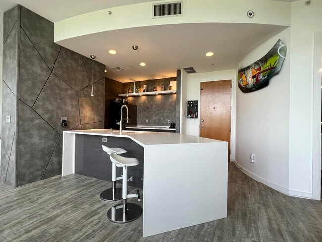 Building Photo - 335 SE 6th Ave Unit 402