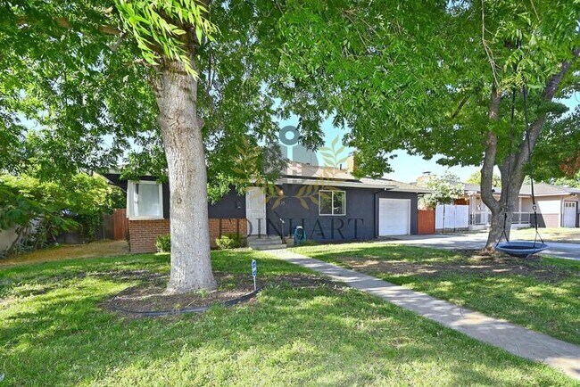 1125 East Saginaw Way - 1125 East Saginaw Way House
