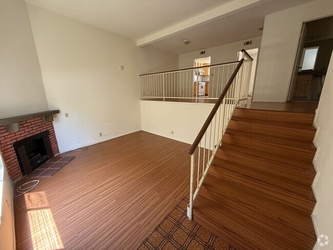 Building Photo - Spacious and light-filled 3-bedroom, 2.5-b... Rental