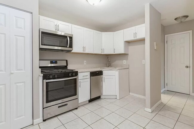 Kitchen - 1353 E 91st St Unit 401F