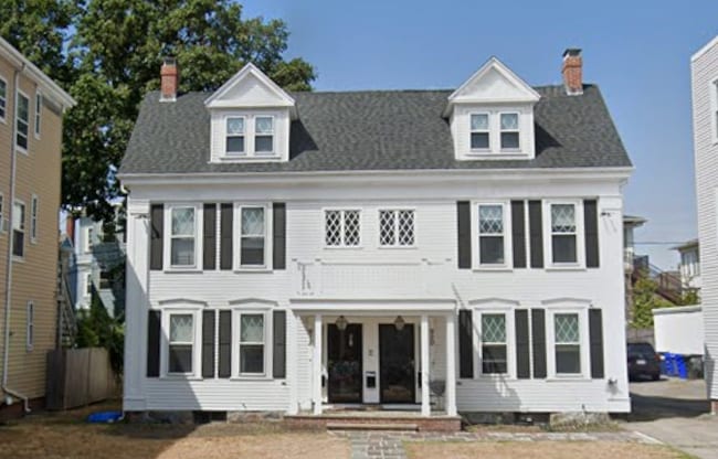 Building Photo - 920 E 4th St Unit 1