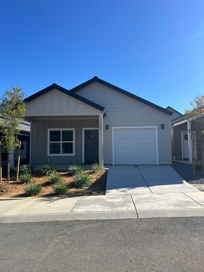 Building Photo - Newly built homes with City of Redding solar!