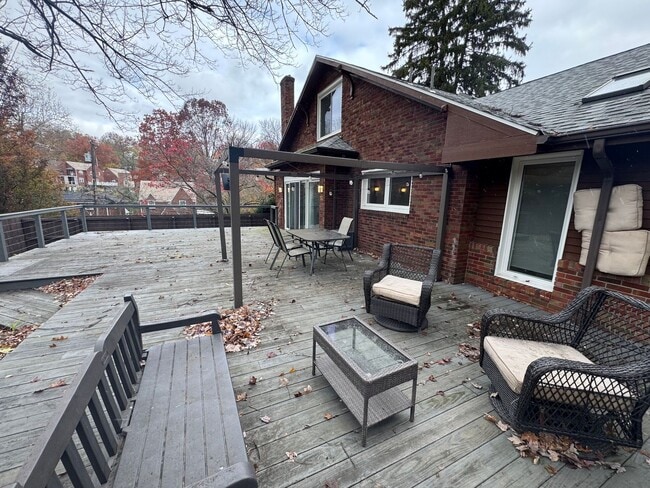 Photo - Spacious Private Oasis - 3 Bedroom 2 Bathroom House in Green Tree!