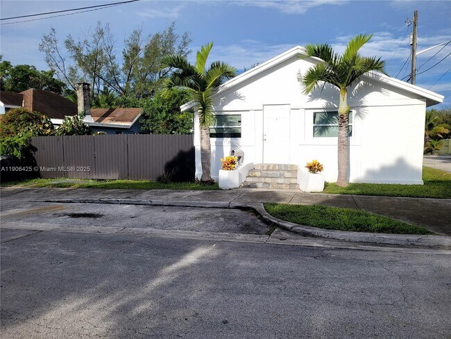 Photo - 5720 NE Miami Pl