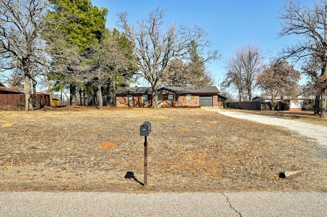 Photo - Stunning home in Choctaw with 3 bedrooms and 1.5 bathrooms!