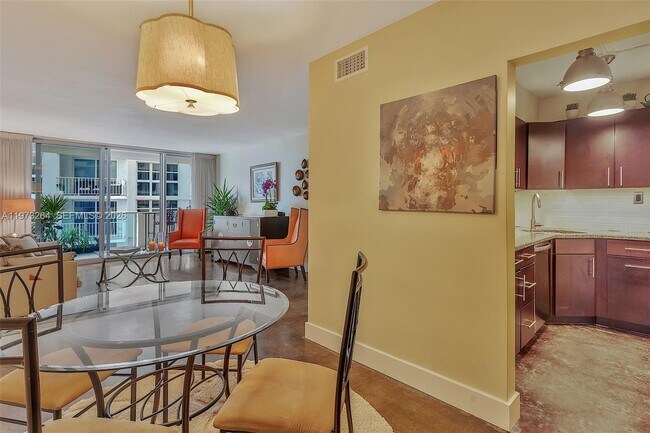 Photo - 1200 West Ave Unit 423