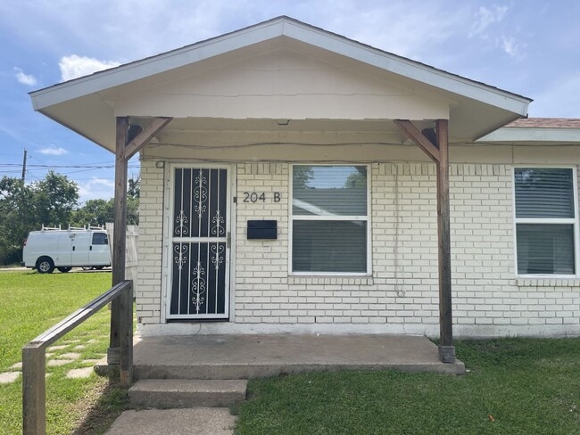 Building Photo - 204 Hosack St Unit Hosack 204  B