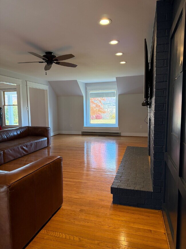 Photo - 5b 2.5ba Glorious Home for Rent in Frederick County!