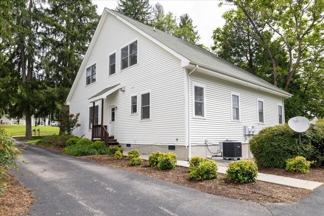 Photo - Spacious 3BR Townhome by the Bus Stop