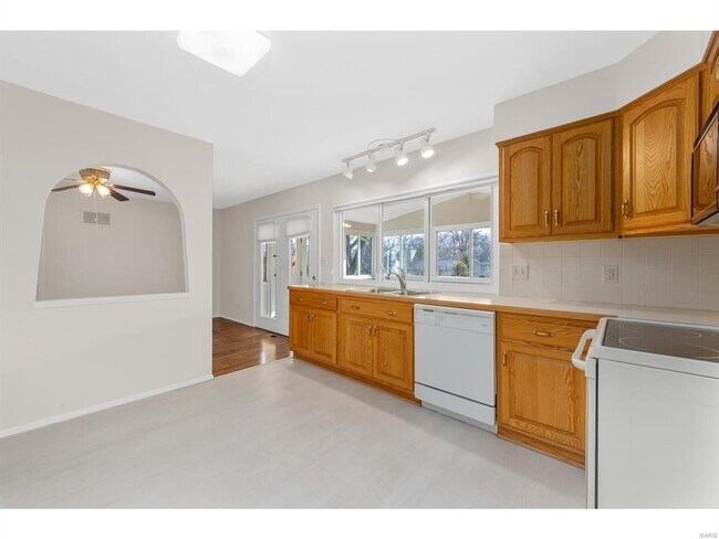 Photo - 596 Golfwood Dr