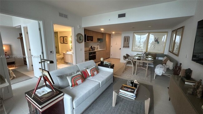 Photo - 601 NE 1st Ave Unidad 3411