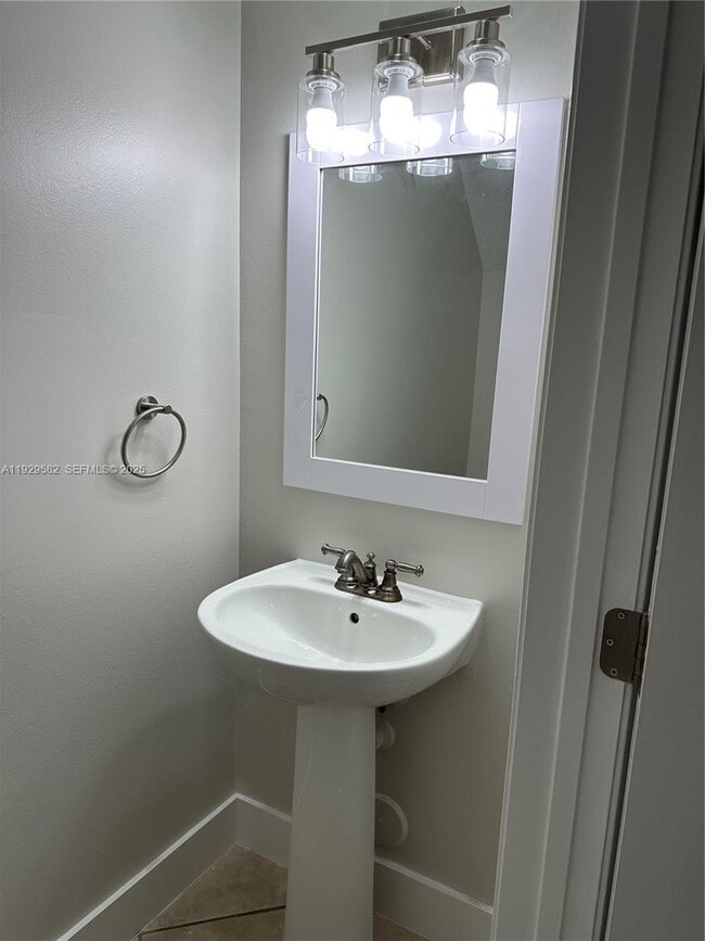 Photo - 17 Simonton Cir