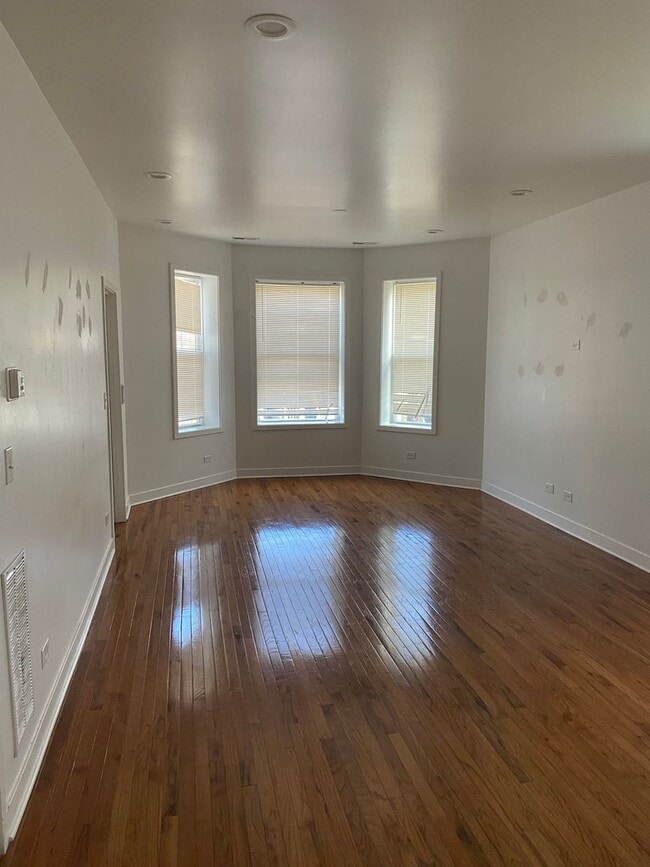 Photo - Spacious south side 3-bedroom beauty Unit 6402 S eberhart - 2S