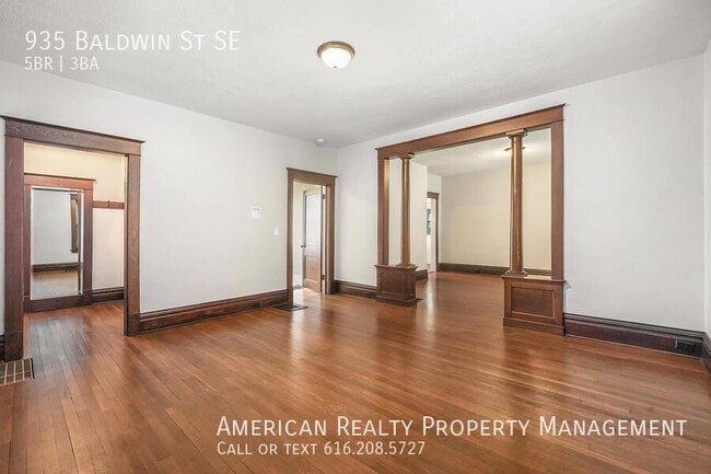 Photo - 935 Baldwin St SE