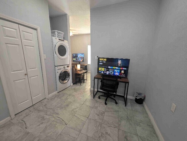 Photo - 503 E 6th St