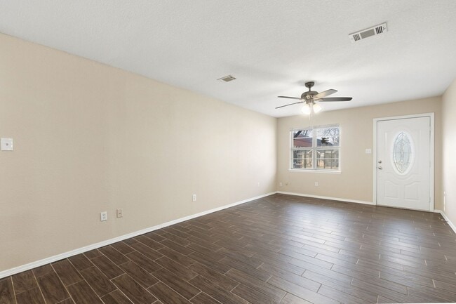 Photo - 909 Essex St