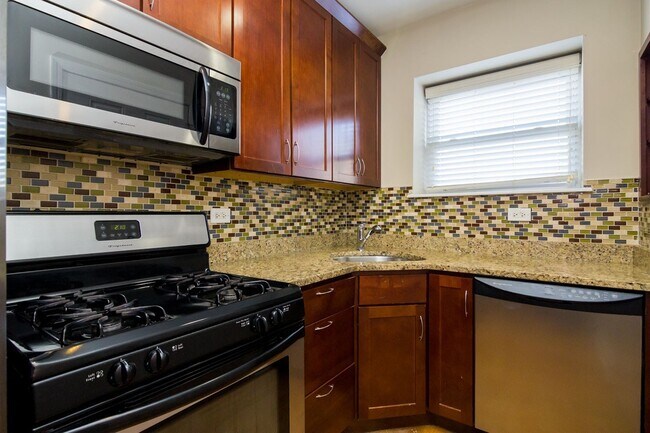 Photo - 6501 N Claremont Ave Unidad 2