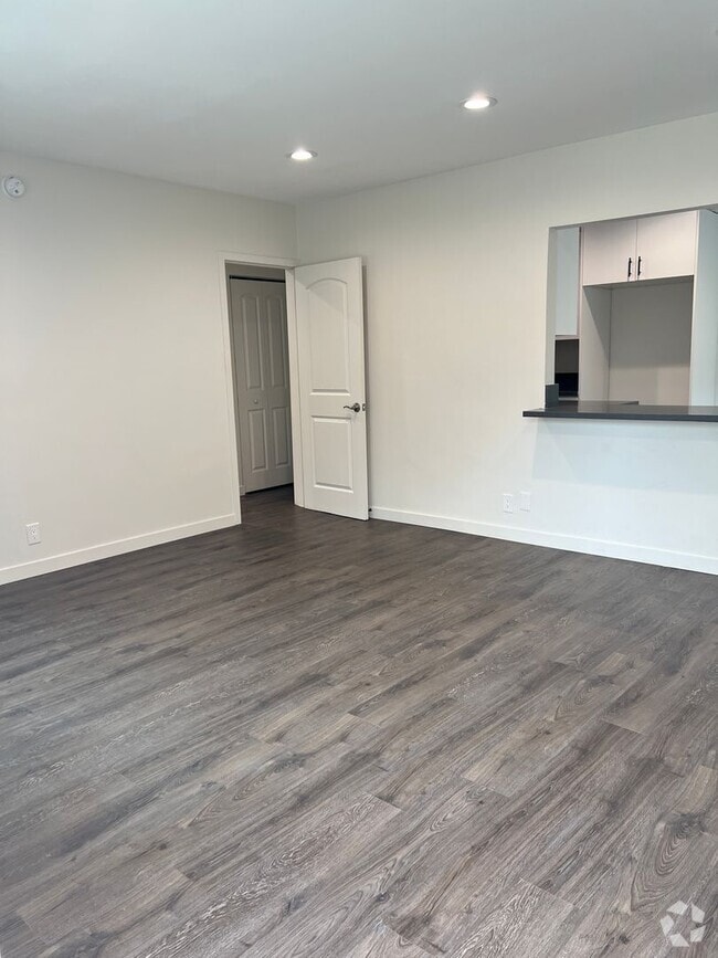 Building Photo - 2914-2916 Gleneden Street Unit 2916 Gleneden St. Rental