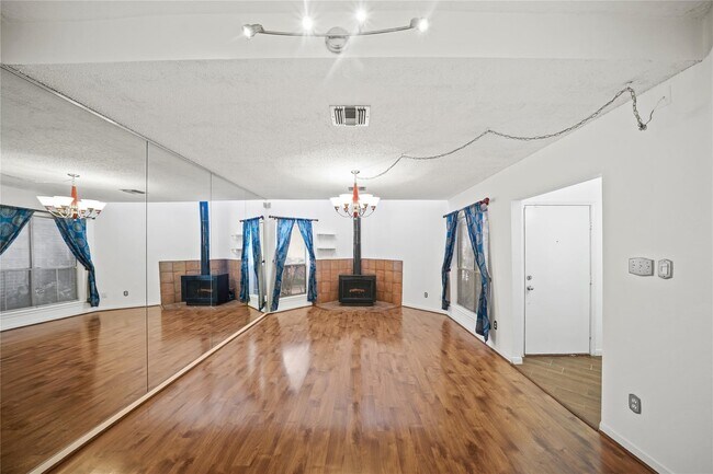 Photo - 1998 Augusta Dr